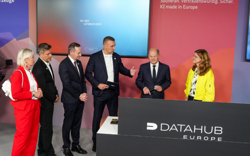 Vorstellung des DataHub Europe auf dem Digital-Gipfel der Bundesregierung mit der hessischen Digitalministerin Prof. Dr. Kristina Sinemus, den Bundesministern Dr. Robert Habeck und Dr. Volker Wissing, Co-CEO Schwarz Digits Christian Müller, Bundeskanzler Olaf Scholz und Vorständin für Digitalisierung und Technik Deutsche Bahn Dr. Daniela Gerd tom Markotten