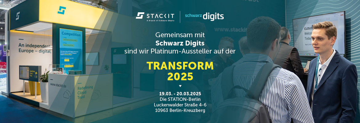 STACKIT auf der Messe Transform, links ein Messestand, rechts ein Sales Mitarbeiter im Gespräch mit Kunden.